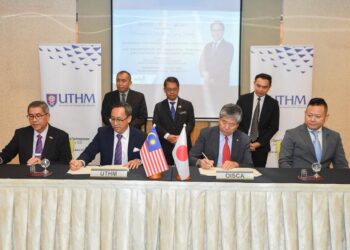 MAS Fawzi Mohd Ali dan Naib Presiden Eksekutif OISCA International, Yasuaki Nagaishi menandatangani perjanjian persefahaman (MoU) antara UTHM dan OISCA sambil disaksikan oleh Timbalan Menteri Pendidikan Tinggi, Datuk Mustapha Sakmud di Putrajaya hari ini. -UTHM