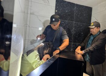 SEORANG wanita dipercayai GRO (kiri) cuba menyorok dalam satu ruang rahsia ketika diserbu oleh Jabatan Imigresen Malaysia (JIM) dalam satu operasi di sebuat pusat karaoke di Butterworth, Pulau Pinang awal pagi tadi.-UTUSAN/SITI NUR MAS ERAH AMRAN