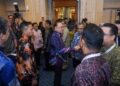 ANWAR Ibrahim beramah mesra selepas Majlis Libat Urus Belanjawan 2026 di Kementerian Kewangan, Putrajaya. - UTUSAN/FAISOL MUSTAFA
