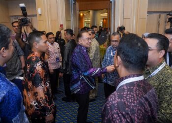 ANWAR Ibrahim beramah mesra selepas Majlis Libat Urus Belanjawan 2026 di Kementerian Kewangan, Putrajaya. - UTUSAN/FAISOL MUSTAFA