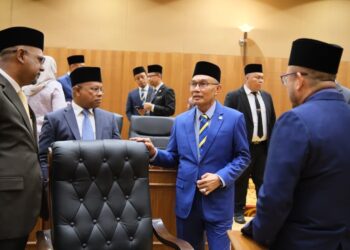 MOHD. Shukri Ramli (tengah) selepas sidang DUN Perlis di Kangar, Perlis-UTUSAN/ADIB AKHYAR