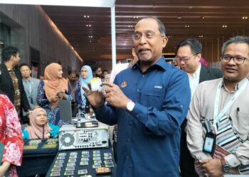 ZAMBRY Abdul Kadir (tengah) ketika melawat reruai selepas merasmikan 32nd IEEE International Symposium on the Physical and Failure Analysis of Integrated Circuits (IPFA 2025), di Bayan Lepas, Pulau Pinang, hari ini.