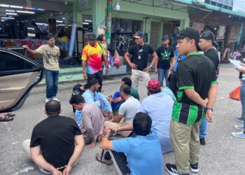 SEBAHAGIAN warga Pakistan yang ditahan Jabatan Imigresen Johor di Bandar Baru Ayer Hitam, Batu Pahat.