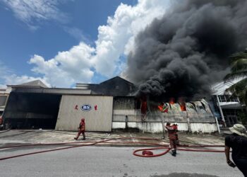 ANGGOTA bomba melakukan operasi pemadaman kebakaran melibatkan sebuah kilang di Taman Perindustrian Ringan Muara Tabuan, Kuching, Sarawak, pagi tadi.