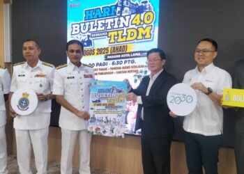 CHOW Kon Yeow (tiga dari kanan) ketika sidang akhbar berkaitan penganjuran Hari Buletin 4.0 bersama TLDM dan Love Penang Run 2025 di George Town, Pulau Pinang, hari ini.