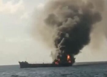 SEBUAH kapal tangki terbakar di perairan Johor Timur, Johor petang semalam yang menyebabkan seorang kru kapal itu maut.