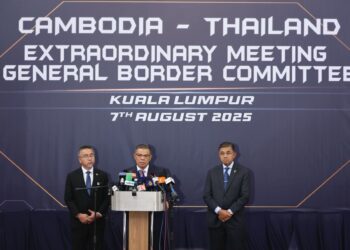 SAIFUDDIN Nasution Ismail ketika sidang akhbar selepas mesyuarat Jawatankuasa Sempadan Am (GBC) antara pemimpin Kemboja dan Thailand di Wisma Perwira di sini.
