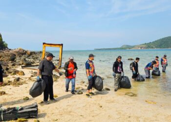 PROGRAM gotong-royong dilakukan melibatkan kerjasama UMPSA dan TDA bagi membersihkan kawasan pantai di Pulau Tioman, Rompin, Pahang.