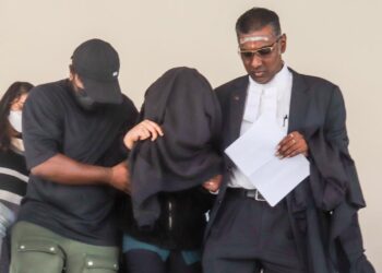 TERTUDUH, M. Santhiea (tengah) ketika dibawa ke Mahkamah Tinggi Pulau Pinang, hari ini atas pertuduhan membunuh anaknya sendiri (infantisid) kira-kira lima tahun yang lalu.-UTUSAN/DANIAL SAAD