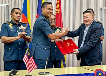 NOR Hisham menyerahkan Buku Guide To Fire Protection kepada Pengarah-pengarah Bahagian pada Majlis Perhimpunan Bulanan Peringkat Ibu Pejabat JBPM Bulan Julai 2025 di Putrajaya hari ini.