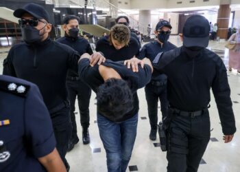 TERTUDUH, Mohd. Syaqir Mohd. Ami dan Nur Mohamed Mahsar Mohamed Nor ketika dibawa untuk menghadapi pertuduhan melakukan rompakan berkumpulan ke atas seorang wanita warga China menyebabkan kerugian RM2.1 juta di Mahkamah Sesyen Kuala Lumpur di sini hari ini.