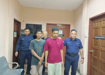 MILPAN Acho (dua dari kiri, baju hitam) dihadapkan ke Mahkamah Majistret Tawau atas tuduhan mengedar syabu dua kilogram.-UTUSAN/BESSE AISYAH
