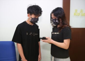 IBU salah seorang remaja yang memberi sedekah sisa tulang dakwa anaknya diberi layanan tidak wajar ketika ditahan pihak berkuasa.