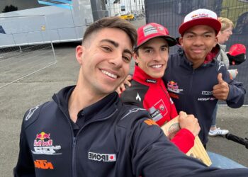 Hakim Danish dan Valentin Perrone (kiri) bergambar bersama jaguh MotoGP, Marc Marquez.