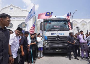 ANWAR Ibrahim ketika gimik melepaskan kontena untuk penghantaran Quran ke Perancis pada majlis pelancaran edisi terjemahan ke-30 dalam bahasa Rusia di Kompleks Nasyrul Quran, Putrajaya. - UTUSAN/ FAISOL MUSTAFA