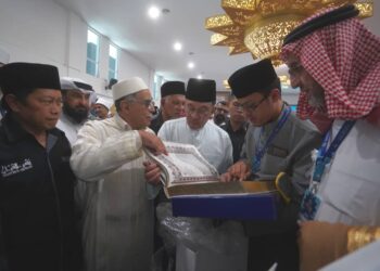 ANWAR Ibrahim melawat mesin pencetakan Quran selepas majlis pelancaran edisi terjemahan ke-30 dalam bahasa Rusia di Kompleks Nasyrul Quran, Putrajaya. - UTUSAN/FAISOL MUSTAFA