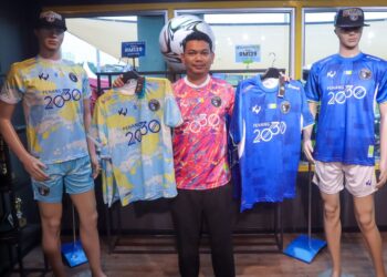 MUHAMMAD Mustafa Al-Bakri (tengah) menunjukkan jersi yang akan digunakan oleh Penang FC musim ini sempena majlis pelancaran jersi berkenaan di Kopa Arena USM di George Town, Pulau Pinang hari ini.-UTUSAN/DANIAL SAAD