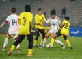 PEMAIN Jepun, So Kojima diasak dua pemain Malaysia pada perlawanan Kelayakan Asia Wanita B-20 di Stadium Kuala lumpur di sini, hari ini.-UTUSAN/ ISKANDAR ISHAK