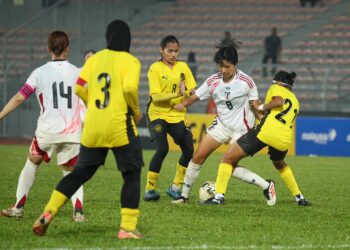 PEMAIN Jepun, So Kojima diasak dua pemain Malaysia pada perlawanan Kelayakan Asia Wanita B-20 di Stadium Kuala lumpur di sini, hari ini.-UTUSAN/ ISKANDAR ISHAK