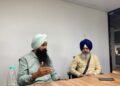 GURPREET Singh (kiri) bersama Ketua Khalsa Aid Australia, Harpreet Singh (kanan) ketika ditemui Utusan Malaysia di Petaling Jaya, Selangor baru-baru ini.