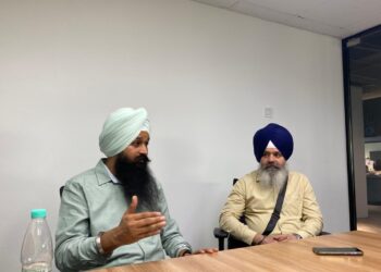 GURPREET Singh (kiri) bersama Ketua Khalsa Aid Australia, Harpreet Singh (kanan) ketika ditemui Utusan Malaysia di Petaling Jaya, Selangor baru-baru ini.