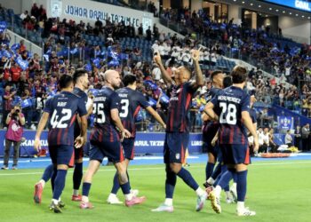 Penyerang JDT Jairo De Macedo meraikan gol jaringannya pada awal permainan pada pertemuan menentang Selangor FC perlawanan Sumbangsih 2025/2026 bagi merebut Piala Haji Ahmad Shah di stadium Sultan Ibrahim, Iskandar Puteri disini. UTUSAN/KOSMO/RAJA JAAFAR ALI