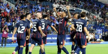 Penyerang JDT Jairo De Macedo meraikan gol jaringannya pada awal permainan pada pertemuan menentang Selangor FC perlawanan Sumbangsih 2025/2026 bagi merebut Piala Haji Ahmad Shah di stadium Sultan Ibrahim, Iskandar Puteri disini. UTUSAN/KOSMO/RAJA JAAFAR ALI