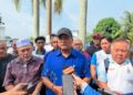REEZAL Merican Naina Merican (tengah) ketika ditemui pemberita selepas membuat laporan polis berhubung perbuatan mengibar Jalur Gemilang secara terbalik di sebuah kedai perkakasan di Kepala Batas, Pulau Pinang hari ini.