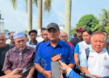 REEZAL Merican Naina Merican (tengah) ketika ditemui pemberita selepas membuat laporan polis berhubung perbuatan mengibar Jalur Gemilang secara terbalik di sebuah kedai perkakasan di Kepala Batas, Pulau Pinang hari ini.