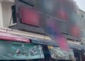 TANGKAP layar satu rakaman video yang tular menunjukkan dua individu yang dilihat seperti sengaja memasang Jalur Gemilang secara terbalik di sebuah kedai di Kepala Batas, Pulau Pinang.-GAMBAR/FACEBOOK