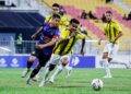 PEMAIN DPMM FC, Mohammad Fairuz Zakaria (kanan), diasak pemain PDRM FC, Kyaw Min Oo pada perlawanan Liga Super 2025/2026, di Stadium Majlis Perbandaran Selayang, di sini hari ini.-UTUSAN/SHIDDIEQIIN ZON