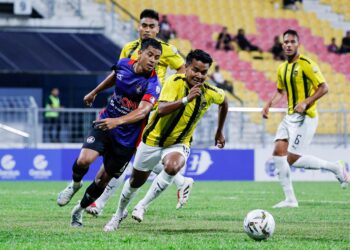 PEMAIN DPMM FC, Mohammad Fairuz Zakaria (kanan), diasak pemain PDRM FC, Kyaw Min Oo pada perlawanan Liga Super 2025/2026, di Stadium Majlis Perbandaran Selayang, di sini hari ini.-UTUSAN/SHIDDIEQIIN ZON