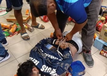 SEORANG lelaki warga Vietnam berjaya diberkas selepas cuba melarikan diri dengan 'menarik' seorang bayi lelaki berusia 11 bulan sambil memegang sebilah pisau di sebuah pasar raya di Butterworth, Pulau Pinang.-GAMBAR/MEDIA SOSIAL