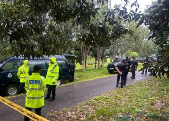 ORANG ramai hadir ke proses penggalian semula kubur Allahyarham Zara Qairina Mahathir di Tanah Perkuburan Islam Tanjung Ubi, Mesapol, Sipitang, Sabah.