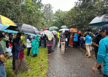 PROSES menggali kubur Zara Qairina dijalankan di Tanah Perkuburan Tanjung Hubi di Mesapol, Sipitang semalam setelah permohonan dibuat di Ibu Pejabat Polis Daerah (IPD) Papar.