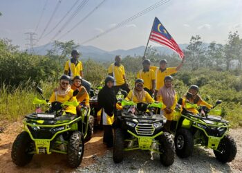 AHLI JPKK Kampung Simat, Johol, Negeri Sembilan bergambar berlatar belakang Gunung Tampin selepas menunggang dan menaiki ATV. – UTUSAN/NOR SHAFIQAH MOHD. GHAZALI