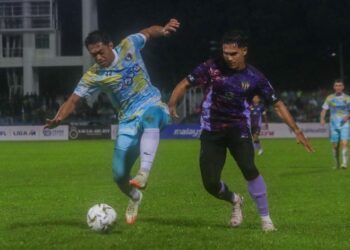 PEMAIN Penang FC, Muhammad Ariff Farhan Md Isa (kiri) diasak oleh pemain TFC, Muhammad Ubaidulah Shamsul Fazili pada aksi Liga Super 2025 di Stadium Bandaraya, Pulau Pinang malam ini.-UTUSAN/DANIAL SAAD