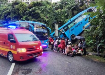 ANGGOTA bomba membantu menyelamatkan mangsa yang terbabit dalam satu kemalangan selepas bas kilang yang mereka naiki terbabas di Jalan Paya Terubong, Ayer Itam, Pulau Pinang, hari ini.-GAMBAR/JBPM PULAU PINANG