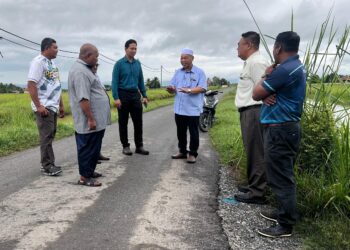 RAZALI Saad (tiga dari kanan) meninjau kawasan padi tenggelam pada November tahun lalu ekoran hujan lebat di Kampung Telok, Arau, Perlis. – UTUSAN/ASYRAF MUHAMMAD