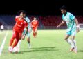 NAZRIN Nawi (kiri) cuba melepasi kawalan pemain Manjung City FC pada aksi Liga A1 Semi Pro di Stadium Sultan Muhammad IV, Kota Bharu, Kelantan sebentar tadi-UTUSAN/KAMARUL BISMI KAMARUZAMAN.