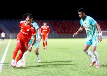 NAZRIN Nawi (kiri) cuba melepasi kawalan pemain Manjung City FC pada aksi Liga A1 Semi Pro di Stadium Sultan Muhammad IV, Kota Bharu, Kelantan sebentar tadi-UTUSAN/KAMARUL BISMI KAMARUZAMAN.