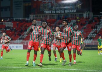 IFEDAYO Olusegun (dua kiri) bersama rakan sepasukan meraikan jaringan penyamaan untuk mengikat kedudukan menjadi 1-1 pada aksi menentang Imigresen FC di Stadium Sultan Muhammad IV, Kota Bharu, Kelantan sebentar tadi.-UTUSAN/KAMARUL BISMI KAMARUZAMAN.