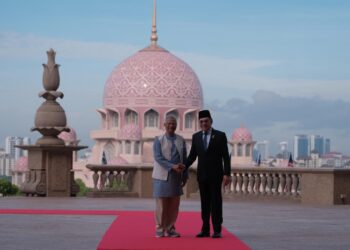 MUHAMMAD Yunus
disambut Anwar Ibrahim di Bangunan Perdana Putra di Putrajaya sempena lawatan rasmi dua hari ke Malaysia. - UTUSAN/FAIZ ALIF ZUBIR