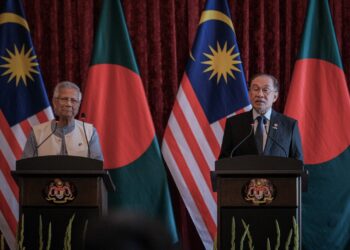 MUHAMMAD Yunus ketika sidang akhbar bersama Anwar Ibrahim di Kompleks Perdana Putra, Putrajaya. - UTUSAN/FAIZ ALIF ZUBIR