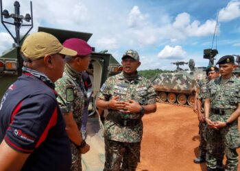 MOHD. Nizam Jaffar (tengah) ketika menghadiri Latihan Kuasa Tembakan (LKT) 2025 di Lapang Sasar Kem Syed Sirajuddin Gemas, Tampin hari ini. -UTUSAN/MOHD. SHAHJEHAN MAAMIN