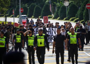 BEBERAPA pertubuhan bukan kerajaan (NGO) berarak menyerahkan memorandum berhubung kes kematian pelajar tingkatan satu, Zara Qairina Mahathir berhampiran Bangunan Parlimen hari ini.