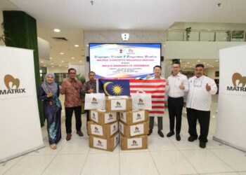 PIHAK Matrix Concepts menyerahkan Jalur Gemilang kepada pihak Majlis Bandaraya Seremban (MBS) bersempena penganjuran Kempen Kibar Jalur Gemilang oleh syarikat itu.
