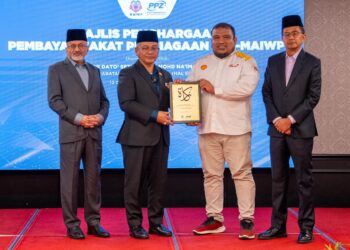 MOHD. Na’im Mokhtar menyampaikan sijil penghargaan zakat perniagaan kepada Pemilik Zuhara Enterprise, Muhammad Haikal pada Majlis Penghargaan Pembayar Zakat Perniagaan 2025 di Hotel Ideas. - UTUSAN/SADDAM YUSOFF