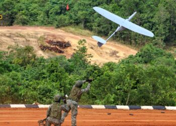 Antara aksi sempena Latihan Kuasa Tembakan (LKT) 2025 di Lapang Sasar Kem Syed Sirajuddin Gemas, di sini, hari ini. - UTUSAN/MOHD SHAHJEHAN MAAMIN