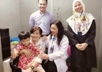GOH (duduk tengah) bersama Jayden dan Teh. Turut kelihatan Fatimah Sazari dan Cho Kai Shuo. - UTUSAN/HALINA MD. NOOR
